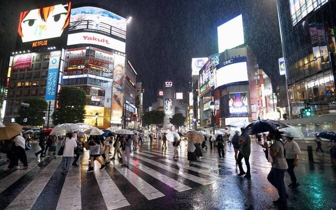 IMAGO Nature: Unsere Erde, Umweltprobleme, Überbevölkerung Typhoon Meari People walk with umbrellas in Tokyo s Shibuya area on Aug. 13, 2022, as Typhoon Meari makes landfall on the Izu Peninsula on Japan s Pacific coast close to Tokyo.  A14AA0001326057P
