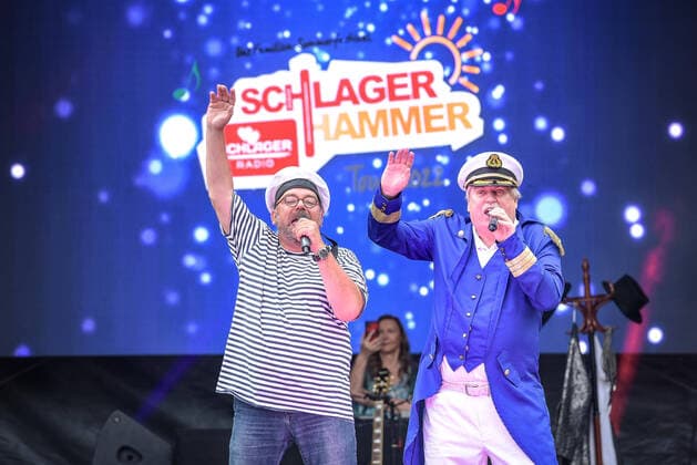 Bilder des Jahres 2022, Entertainment 08 August Entertainment Themen der Woche KW32 Entertainment Bilder des Tages 13.08.2022, xlakx, Entertainment Musik, SchlagerHammer-Tour 2022 in Oranienburg emspor, v.l. Klaus und Klaus im Schlosspark Oranienburg bei der SchlagerHammer-Tour 2022. Oranienburg *** 13 08 2022, xlakx, entertainment music, SchlagerHammer Tour 2022 in Oranienburg emspor, v l Klaus and Klaus in the castle park Oranienburg at the SchlagerHammer Tour 2022 Oranienburg
