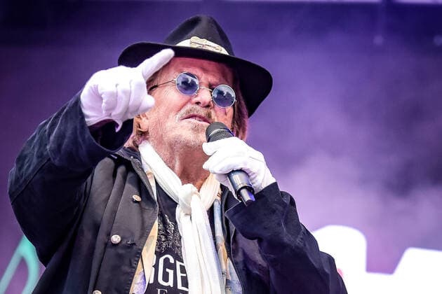 Bilder des Jahres 2022, Entertainment 08 August Entertainment Themen der Woche KW32 Entertainment Bilder des Tages 13.08.2022, xlakx, Entertainment Musik, SchlagerHammer-Tour 2022 in Oranienburg emspor, v.l.Frank Zander er wird mit dem Schlager Radio-Preis für sein Lebenswerk ausgezeichnet im Schlosspark Oranienburg bei der SchlagerHammer-Tour 2022. Oranienburg *** 13 08 2022, xlakx, entertainment music, SchlagerHammer Tour 2022 in Oranienburg emspor, v l Frank Zander he is awarded the Schlager Radio Prize for his lifes work in the Oranienburg Castle Park at the SchlagerHammer Tour 2022 Oranienburg