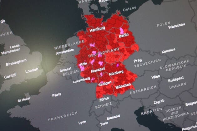 Dashboard des RKI, die 7-Tage-Inzidenz liegt nun bei 326,2 7-Tage-Inzidenz, Dashboard des RKI auf einem Monitor am 14.08.2022 in Siegen Deutschland.