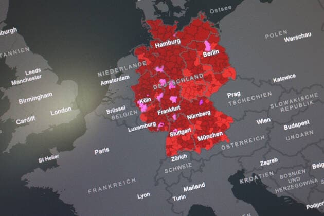 Dashboard des RKI, die 7-Tage-Inzidenz liegt nun bei 326,2 7-Tage-Inzidenz, Dashboard des RKI auf einem Monitor am 14.08.2022 in Siegen Deutschland.