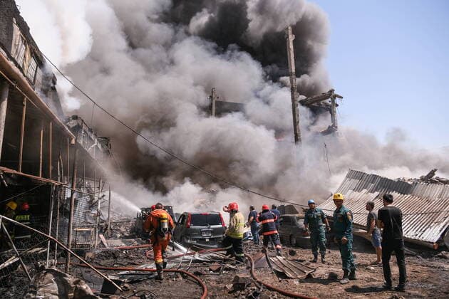 Bilder des Jahres 2022, News 08 August News Themen der Woche KW32 YEREVAN, ARMENIA â€“ AUGUST 14, 2022: Smoke rises as a fire breaks out at a Surmalu market set off by an explosion; seven people have been injured. According to preliminary data, fireworks warehouse is on fire. Alexander Patrin TASS  TS13DFC0