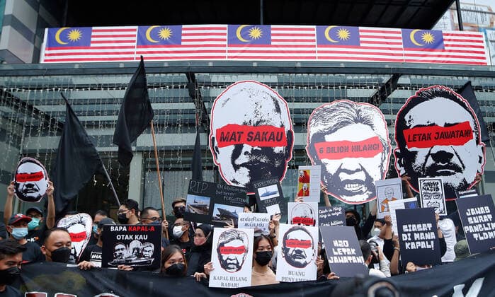 News Themen der Woche KW32 News Bilder des Tages August 14, 2022, Kuala Lumpur, Malaysia: Protesters are seen holding placards during the demonstration. Protesters gathered outside a shopping complex demanding the government to form a royal commission of inquiry following the release of a report by Parliament s Public Accounts Committee on the controversial RM9 billion littoral combat ship (LSC) project. Kuala Lumpur Malaysia - ZUMAs197 20220814_zaa_s197_023 Copyright: xWongxFokxLoyx