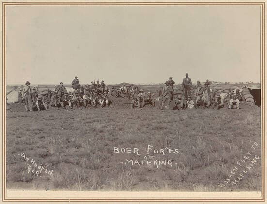 Farmers with their statements in mute; Farmer Forts at Mafeking. Farmhouse in money. Part of photo album with recordings of the second peasant war (1899-1902). Copyright: xpiemagsx rmxl17062021part5-58445 !ACHTUNG AUFNAHMEDATUM GESCHÄTZT!