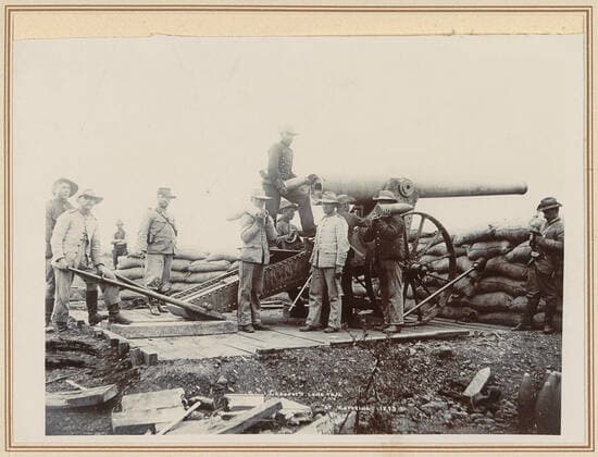 Men at field guns during the siege of mafeking; Creusot s Long Tom at Mafeking 1899. Part of photo album with recordings of the second peasant war (1899-1902). Copyright: xpiemagsx rmxl17062021part5-58446 !ACHTUNG AUFNAHMEDATUM GESCHÄTZT!