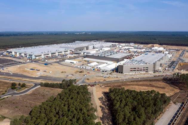 Brandenburg, Tesla Giga Factory Grünheide Tesla Giga Factory Gruenheide Gruenheide, 14.08.2022 - Luftbild Tesla Giga Factory. Die Gigafactory Berlin-Brandenburg ist der erste Tesla-Produktionsstandort in Europa. Tesla will dort zukuenftig mit 12.000 Mitarbeitern 500.000 Elektroautos im Jahr herstellen. Gruenheide Brandenburg Deutschland *** Tesla Giga Factory Gruenheide Gruenheide, 14 08 2022 Aerial view Tesla Giga Factory The Gigafactory Berlin Brandenburg is the first Tesla production site in Europe Tesla plans to manufacture 500,000 electric cars a year there in the future with 12,000 employees Gruenheide Brandenburg Germany