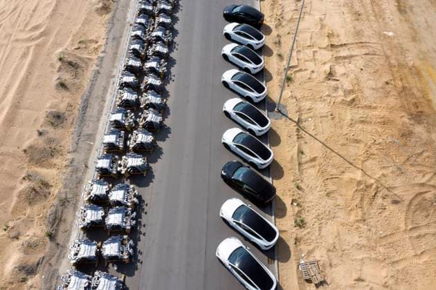 Brandenburg, Tesla Giga Factory Grünheide Tesla Giga Factory Gruenheide Gruenheide, 14.08.2022 - Luftbild - Tesla Y Modelle produziert in der Tesla Giga Factory stehen gegenueber von Fahrzeug Komponenten aus dem Stanzwerk. Neben der aktuellen Produktion wird auch weiter auf dem Werksgelaende gebaut. Die Gigafactory Berlin-Brandenburg ist der erste Tesla-Produktionsstandort in Europa. Gruenheide Brandenburg Deutschland *** Tesla Giga Factory Gruenheide Gruenheide, 14 08 2022 aerial view Tesla Y models produced in the Tesla Giga Factory are facing vehicle components from the stamping plant In addition to current production, construction also continues on the factory site The Gigafactory Berlin Brandenburg is the first Tesla production site in Europe Gruenheide Brandenburg Germany