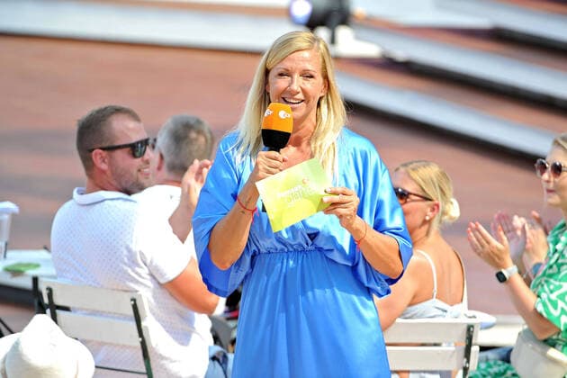 Entertainment Themen der Woche KW32 Entertainment Bilder des Tages ZDF - Fernsehgarten. Moderatorin Andrea Kiwi Kiewel während der ZDF - Unterhaltungsshow Fernsehgarten am 14.08.2022 in Mainz. 20220814MWI38859 *** ZDF Fernsehgarten host Andrea Kiwi Kiewel during the ZDF entertainment show Fernsehgarten on 14 08 2022 in Mainz 20220814MWI38859
