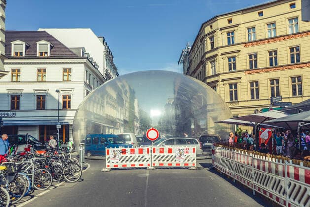 14 . 08 . 2022 , Berlin Mitte : Kunstaktion zur Verkehrswende unter dem Motto : Visionen statt Illusionen . Mit einer symbolischen Blase auf der Kreuzung Tucholskystrasse Ecke Auguststraße fordert die Initiative Volksentscheid Berlin autofrei eine schnelle Verkehrswende . *** 14 08 2022 , Berlin Mitte Art action for the traffic turnaround under the motto Visions instead of illusions With a symbolic bubble on the intersection of Tucholskystrasse and Auguststrasse, the initiative Volksentscheid Berlin autofrei demands a rapid traffic turnaround