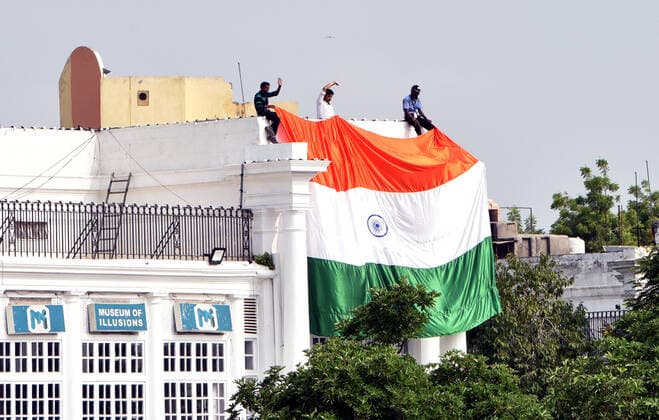 News Themen der Woche KW32 News Bilder des Tages Indien, Vorbereitung auf den Unabhängigkeitstag NEW DELHI, INDIA ? AUGUST 14: People placing a flag at roof top at CP Building ahead of 75th Independence Day celebration at CP on August 14, 2022 in New Delhi, India. (Photo by Sonu Mehta Hindustan Times ) 75th Independence Day Celebration