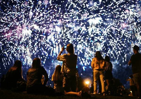 News Themen der Woche KW32 News Bilder des Tages Russia Fireworks Festival 8253171 14.08.2022 People watch fireworks during the Rostec International Fireworks Festival at the Brateyevo Cascade Park, in Moscow, Russia. Vladimir Astapkovich Sputnik Moscow Russia  Copyright: xVladimirxAstapkovichx