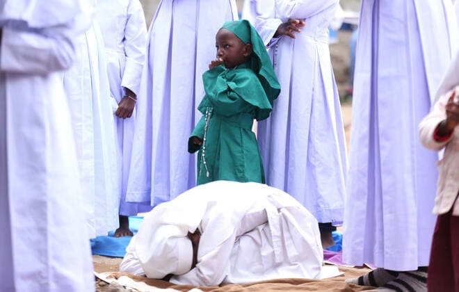 News Themen der Woche KW32 News Bilder des Tages August 14, 2022, Nairobi, Kenya: Faithful of Legio Maria, an African initiated church, Kibera attend a service as they pray for peace after the country went to elections on 9th August 2022 to elect political leadership. Daily life as the country waits for electro results. Kenya has in the past experienced post-poll violence. Electoral body IEBC in Nairobi is currently tallying results having a seven-day period to announce the results which elapses Tuesday 16th August 2022. The body indicated slow tallying process. Nairobi Kenya - ZUMAs197 20220814_zab_s197_059 Copyright: xBillyxMutaix