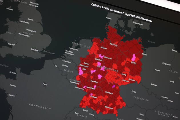 Dashboard des RKI, die 7-Tage-Inzidenz liegt nun bei 317,8 7-Tage-Inzidenz, Dashboard des RKI auf einem Monitor am 15.08.2022 in Siegen Deutschland.