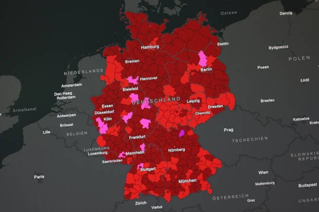 Dashboard des RKI, die 7-Tage-Inzidenz liegt nun bei 317,8 7-Tage-Inzidenz, Dashboard des RKI auf einem Monitor am 15.08.2022 in Siegen Deutschland.