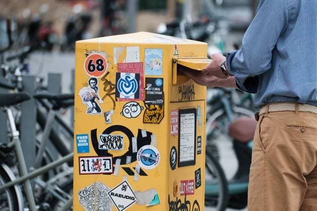 Düsseldorf 15.08.2022 Briefkasten gelb Post Brief Briefe DHL snailmail email Briefpost Posthorn retro Aufkleber beklebt Vandalismus Briefsendungen Briefzustellung Briefwahl Düsseldorf Nordrhein-Westfalen Deutschland *** Dusseldorf 15 08 2022 mailbox yellow post letter letters DHL snailmail email letter post horn retro sticker pasted vandalism letter delivery letter election Dusseldorf North Rhine Westphalia Germany