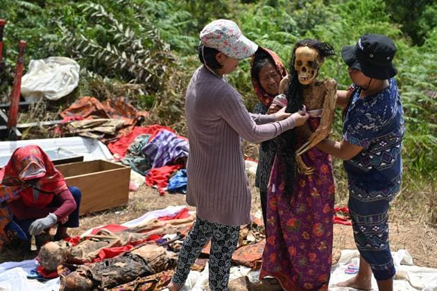 IMAGO Cultures of the world, Toraja Volk in Indonesien August 15, 2022, Toraja, South Sulawesi, Indonesia: Manene ritual procession carried out by the family in Lembang Ampang Batu, North Toraja, South Sulawesi, Indonesia, (15 08 22). The Manene ritual procession is the process of removing and cleaning the body of the family s corpse stored in the burrow. Toraja Indonesia - ZUMAs266 20220815_znp_s266_012 Copyright: xMohxNiazxShariefx