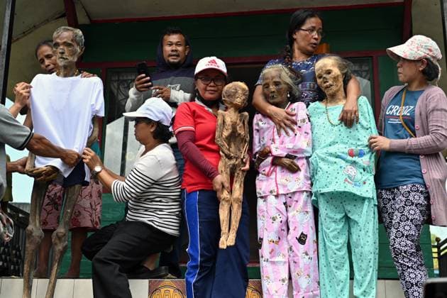 IMAGO Cultures of the world, Toraja Volk in Indonesien August 15, 2022, Toraja, South Sulawesi, Indonesia: Manene ritual procession carried out by the family in Lembang Ampang Batu, North Toraja, South Sulawesi, Indonesia, (15 08 22). The Manene ritual procession is the process of removing and cleaning the body of the family s corpse stored in the burrow. Toraja Indonesia - ZUMAs266 20220815_znp_s266_014 Copyright: xMohxNiazxShariefx