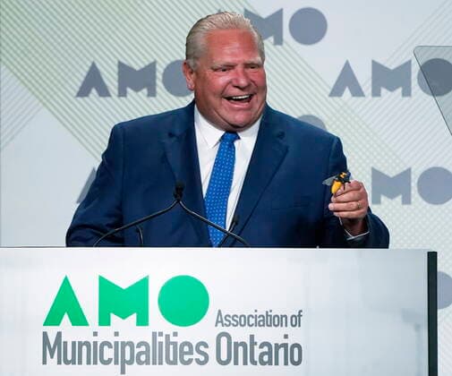 News Bilder des Tages August 15, 2022, Ottawa, ON, Canada: Ontario Premier Doug Ford jokes about swallowing a bee before speaking to the Association of Municipalities Ontario conference, Monday, August 15, 2022 in Ottawa. Ottawa Canada  - ZUMAc35_ 20220815_zaf_c35_001 Copyright: xAdrianxWyldx