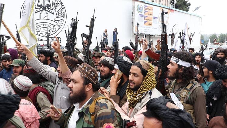 Bilder des Jahres 2022, News 08 August News Themen der Woche KW33 News Bilder des Tages Taliban soldiers holding a weapon parade down during a demonstration in support of the first anniversary of the Taliban rule in front of Previous US embassy in Kabul, Afghanistan on Monday, August 15, 2022.  AFG2022081518 ShekibxMohammady