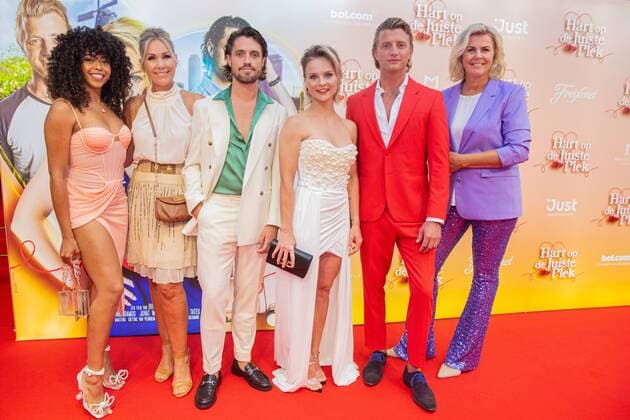 Bilder des Jahres 2022, Entertainment 08 August Entertainment Themen der Woche KW33 Entertainment Bilder des Tages 2022-08-15 19:34:22 AMSTERDAM - The cast members during the red carpet for the premiere of the romantic feel-good film Hart in the right place in Royal Theater Tuschinski. ANP WESLEY DE WIT netherlands out - belgium out *** 2022 08 15 19 34 22 AMSTERDAM The cast members during the red carpet for the premiere of the romantic feel good film Hart in the right place in Royal Theater Tuschinski ANP WESLEY DE WIT netherlands out belgium out  Copyright: xx x453117860x originalFilename: 453117860.jpg