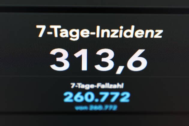 Dashboard des RKI, die 7-Tage-Inzidenz liegt nun bei 313,6 7-Tage-Inzidenz, Dashboard des RKI auf einem Monitor am 16.08.2022 in Siegen Deutschland.