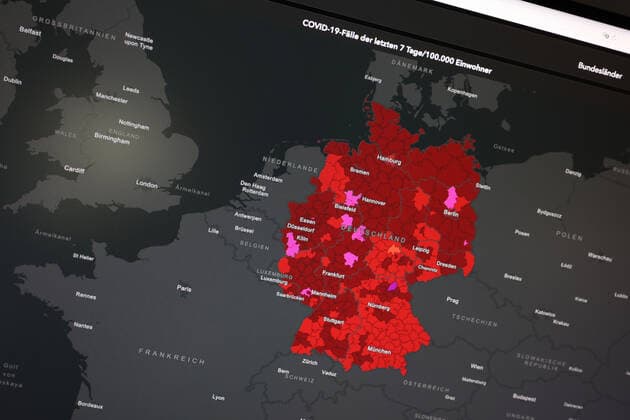 Dashboard des RKI, die 7-Tage-Inzidenz liegt nun bei 313,6 7-Tage-Inzidenz, Dashboard des RKI auf einem Monitor am 16.08.2022 in Siegen Deutschland.