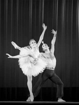 French Grand Opera dancers Francesca Zumbo and Patrice Bart perform at Bolshoi Theater 8252516 14.05.1971 French Grand Opera dancers Francesca Zumbo and Patrice Bart perform a pas de deux from Ludwig Minkus ballet Le Corsaire at the State Academic Bolshoi Theater of the USSR, now of Russia. Alexander Makarov Moscow Russia  Copyright: xAlexanderxMakarovx