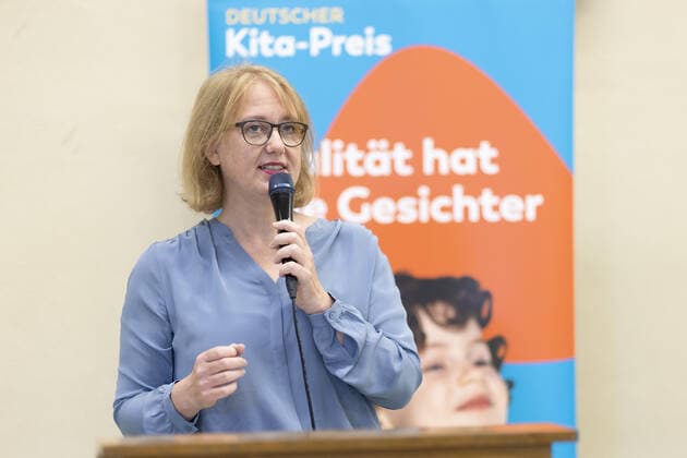 Bundesfamilienministerin Lisa Paus, Die Gruenen, uebergibt an das Buendnis Hochfeld den 2. Platz in der Kategorie - Lokales Buendnis des Jahres - im Rahmen des Deutschen Kita-Preis 2022. Duisburg Deutschland