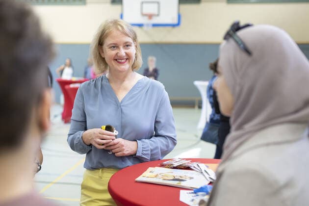 News Bilder des Tages Bundesfamilienministerin Lisa Paus, Die Gruenen, uebergibt an das Buendnis Hochfeld den 2. Platz in der Kategorie - Lokales Buendnis des Jahres - im Rahmen des Deutschen Kita-Preis 2022. Hier im GesprâˆöÂßch mit Lehrkraeften. Duisburg Deutschland