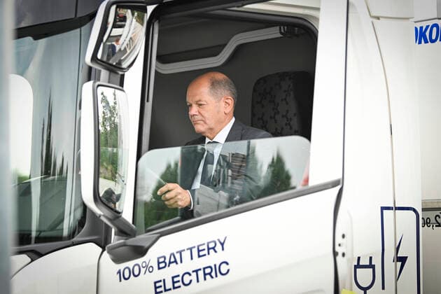 News Themen der Woche KW33 News Bilder des Tages STOCKHOLM 20220816 Tysklands förbundskansler Olaf Scholz i en lastbilshytt da han besöker Scania i Södertälje tillsammans med statsminister Magdalena Andersson . STOCKHOLM SVERIGE x10060x *** STOCKHOLM 20220816 German Chancellor Olaf Scholz in a truck cab as he visits Scania in Södertälje together with Prime Minister Magdalena Andersson STOCKHOLM SWEDEN x10060x  Copyright: xHenrikxMontgomery TTx SCHOLZ SVERIGE