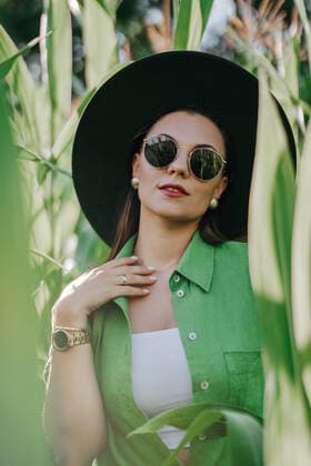 Portrait of stylish woman in jungle - corn plantation. Girl in hat Vinnytsia, Vinnytsia Oblast, Ukraine CR_KRKR220801-1020137-01 ,model released, Symbolfoto