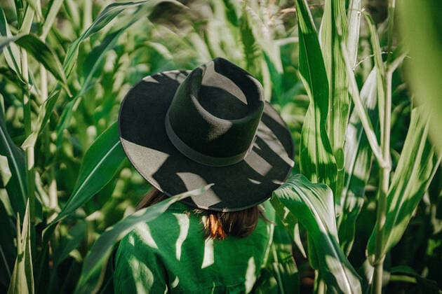 Creative Highlights Symbolbilder Portrait of unrecognizable stylish woman in green jungle. Girl in hat Vinnytsia, Vinnytsia Oblast, Ukraine CR_KRKR220801-1020143-01 ,model released, Symbolfoto