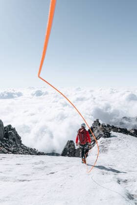 Creative Highlights Symbolbilder Female Mountaineer descending roped up on glacier above the clouds Saas-Grund, Valais, Switzerland CR_MAKO220801-1016397-01 ,model released, Symbolfoto