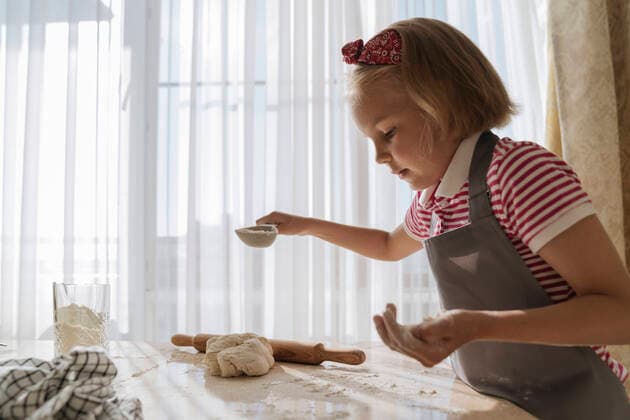 Creative Highlights Symbolbilder The girl in the kitchen cooks from dough and flour. Hamburg, Hamburg, Germany CR_OWQV220801-1020328-01 ,model released, Symbolfoto