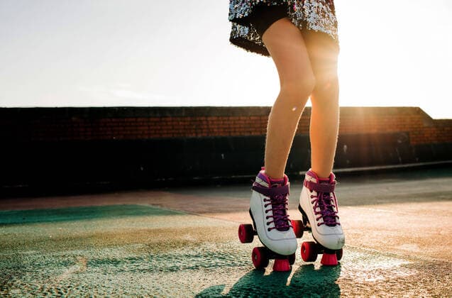 Creative Highlights Symbolbilder Childs legs with roller boots in in a sequin dress dancing at sunset Southampton, England, United Kingdom CR_RABE220801-1012536-01 ,model released, Symbolfoto