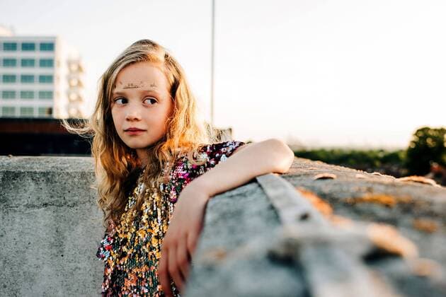 Creative Highlights Symbolbilder portrait of a girl in a sequin dress and face paints at sunset Southampton, England, United Kingdom CR_RABE220801-1012540-01 ,model released, Symbolfoto