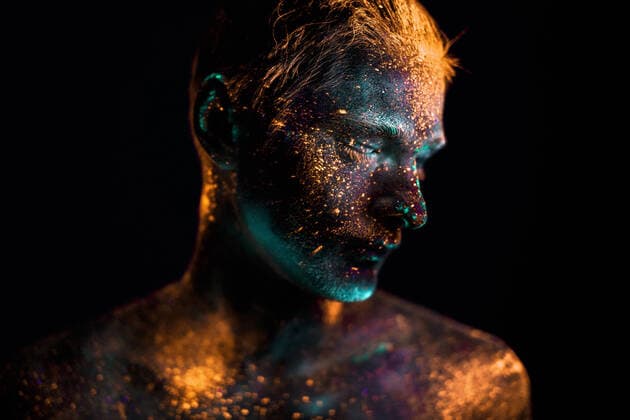 Creative Highlights Symbolbilder Portrait of a man painted in fluorescent UV colors. Odessa, Odessa Oblast, Ukraine CR_SEZA22072835-1018672-01 ,model released, Symbolfoto