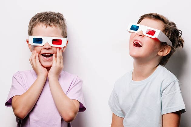 Creative Highlights Symbolbilder Amazed children in casual wear and 3D glasses touching cheeks with opened mouths while standing against white background in light studio, Model released HodeiUnzueta_3dGlassesKids_51.jpg Copyright: xHodeixUnzuetax MR