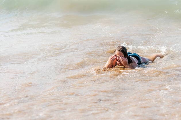 Creative Highlights Symbolbilder Full body of girl covering eyes while lying on wet coast near waving sea on sunny summer day in Getaria Zarautz, Model released HodeiUnzueta_GetariaZarautz_36.jpg Copyright: xHodeixUnzuetax MR