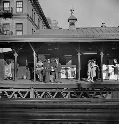 Group of People on Platform at Third Avenue elevated railway station, East 89th Street, New York City, New York, USA, Marjory Collins, U.S. Office of War Information U.S. Farm Security Administration, August 1942  Copyright: xCircaxImagesx ghi-circa11148