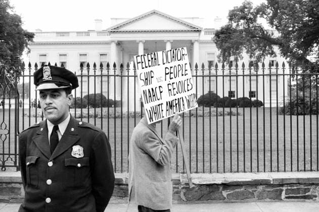 IMAGO History, U.S. Bürgerrechtsbewegung: 1954-1968 Man protesting for John Kasper, an American far-right activist and Ku Klux Klan member who took a militant stand against racial integration during the civil rights movement, Washington, D.C., USA, Thomas J. O Halloran, U.S. News & World Report Magazine Photograph Collection , October 1957  Copyright: xCircaxImagesx ghi-circa11228
