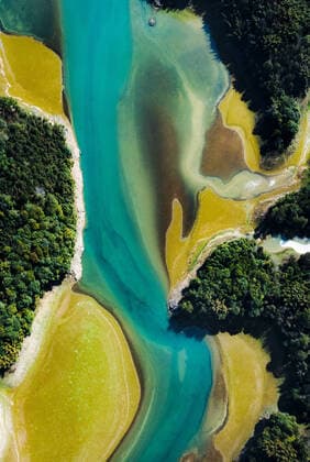 Creative Highlights World Guilin green lion tam , 07.08.2022, Copyright: xViewStockx, 313-0000164.jpg, Guilin, guangxi, reservoir, ship and unmanned aerial vehicle (uav), air, nature, sunshine, colour, lake, landscape Copyright: xViewStockx
