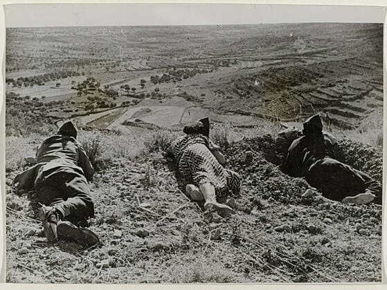 . A female shooter takes position between two republican soldiers at the Aragon Front during the Spanish Civil War, September 11, 1936. On the back a stamp a punch with press text in English. Copyright: xpiemagsx rmxl19062021part6-35733 !ACHTUNG AUFNAHMEDATUM GESCHÄTZT!