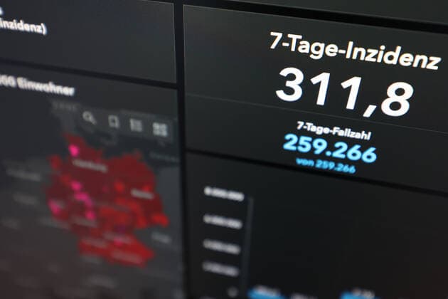 Dashboard des RKI, die 7-Tage-Inzidenz liegt nun bei 311,8 7-Tage-Inzidenz, Dashboard des RKI auf einem Monitor am 17.08.2022 in Siegen Deutschland.
