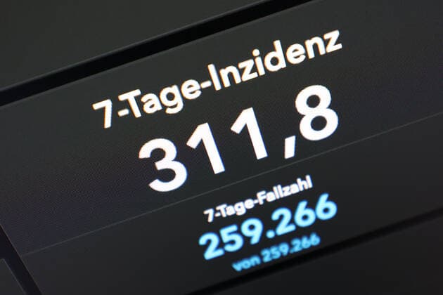 Dashboard des RKI, die 7-Tage-Inzidenz liegt nun bei 311,8 7-Tage-Inzidenz, Dashboard des RKI auf einem Monitor am 17.08.2022 in Siegen Deutschland.