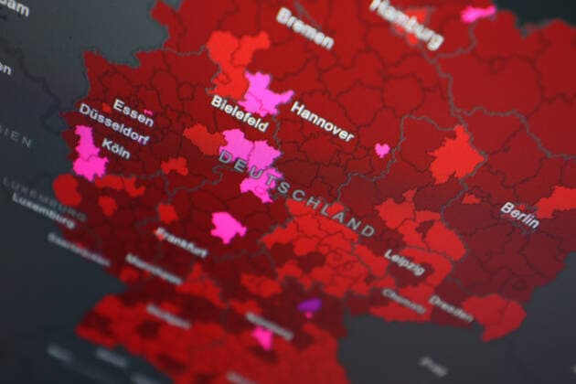 Dashboard des RKI, die 7-Tage-Inzidenz liegt nun bei 311,8 7-Tage-Inzidenz, Dashboard des RKI auf einem Monitor am 17.08.2022 in Siegen Deutschland.