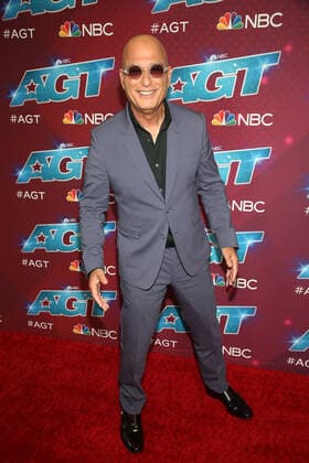 16 August 2022 - Pasadena, California - Howie Mandel. Red Carpet For America s Got Talent Season 17 Live Show held at Sheraton Pasadena Hotel in Pasadena. Photo Credit: AdMedia 283244 2022-08-16 CA Pasadena Etats-Unis  Copyright: xAdMediax STAR_283244_044