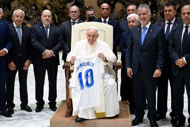 News Bilder des Tages August 17, 2022, vatican city: Pope Francis receives Tenerife football team during the general audience, Vatican City, 17 August 2022. ANSA PRESS OFFICE VATICAN vatican city DICASTERO PER LA COMUNICAZIONE.. NPK+ vatican city - ZUMAa110 20220817_zaf_a110_030 Copyright: xAnsa PressxOffice xVaticanxCityx