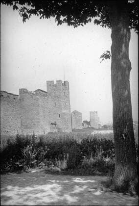 Light image, photography from the Nordic architecture meeting on Gotland 1920. Foggy image, view of the ring wall, Visby. Copyright: xpiemagsx teckn030421-4148 !ACHTUNG AUFNAHMEDATUM GESCHÄTZT!