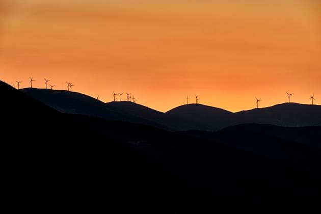 Creative Highlights World - 26.07.2022 - Kefalonia - Griechenland - PHOTO: Auf einigen Bergkämmen stehen zahlreiche Windräder um grünen Strom zu produzieren. Mittlerweile wir soviel Windstrom produziert dass Kefalonia überschüssige Kapazitäten an Strom verkaufen kann. - Kefalonia größte ionische Insel, ionisches Meer, Sonnenuntergang, Sonnenaufgang, Urlaubsinsel, Geheimtipp, Tourismus, Touristen, Tourismusindustrie, Urlaub, Ferien, Freizeit, Reisen, Flugreisen, Saison, Hauptsaison, Saisonstart, Entspannung, Erholung, Sommer, Sonne, Meer, türkis, blau, Wasser, Meerwasser, Wetter, Klima, Umwelt, Klimawandel, Hitze, Natur, Gesundheit, Landschaft, Energie, Strom, Windkraft, Windrad, Berg, Berge, Bergen, Wirtschaft, Cephalonia, Kefalonia Greece largest Ionian i 